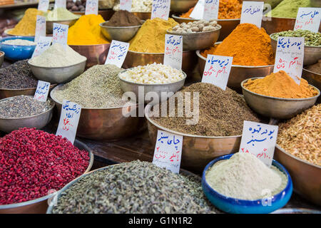 Varie spezie presso un negozio sulla Vakil Bazaar a Shiraz Foto Stock