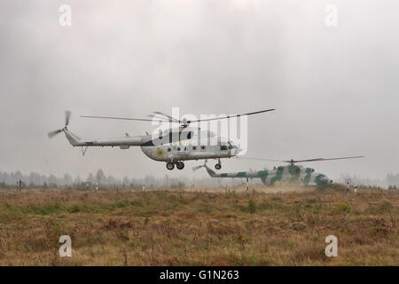 Zhitomir, Ucraina - 29 Settembre 2010: esercito ucraino per il trasporto militare elicotteri sono lo sbarco in tempesta pesanti durante la mili Foto Stock