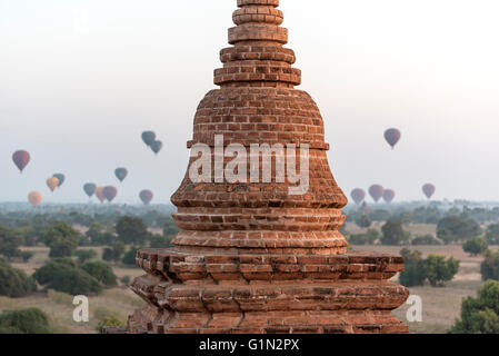 Mongolfiere in volo sopra i templi di Bagan come visto da Pyathada Paya, Birmania - Myanmar Foto Stock