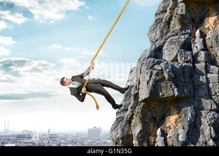 Business man si arrampica mountain Foto Stock