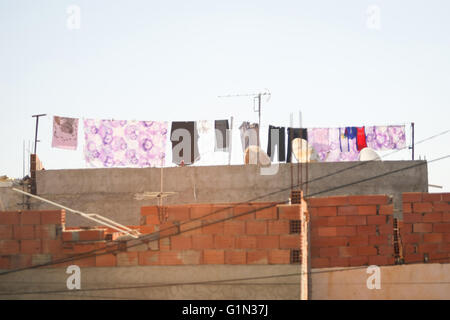 KAIROUAN, Tunisia - 16 settembre 2012 : Una linea di lavaggio sul tetto di un edificio residenziale in Kairouan, Tunisia. Foto Stock