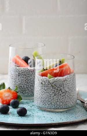Semi di chia frullati con frutti di bosco, cibo Foto Stock