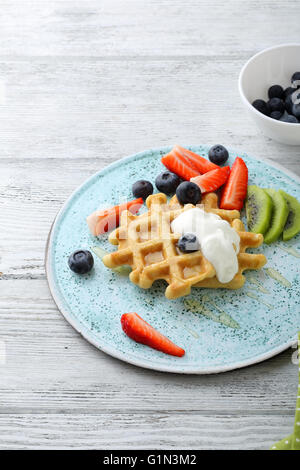 Soft cialde con crema di latte e frutta, cibo close-up Foto Stock