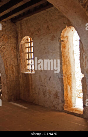 All'interno della camera nel Castillo de San Felipe, un forte spagnolo sul lago Izabal in Guatemala utilizzato per difendere dai pirati dei Caraibi. Foto Stock