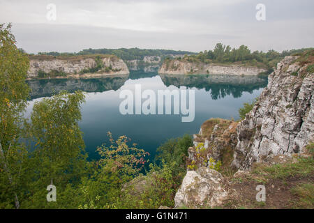 Vista della miniera allagata a Cracovia - Zakrzowek vista lago Foto Stock