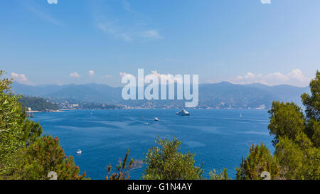 Golfo del Tigullio, la provincia di Genova, Liguria, Riviera Ligure, Italia. Vista da Portofino attraverso il Golfo del Tigullio. Foto Stock
