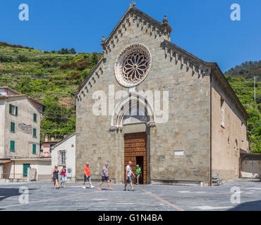 Manarola, La Spezia, Liguria, Italia. La chiesa di San Lorenzo. Manarola è uno dei cinque borghi delle Cinque Terre Foto Stock