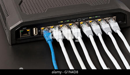 Switch managed con 10 power over ethernet gigabit su sfondo nero Foto Stock