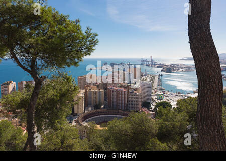 Malaga, Costa del Sol, provincia di Malaga, Andalusia, Spagna meridionale. Vista dal Parador nazionale oltre il Bullring e porta. Foto Stock