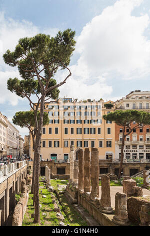 Roma, Italia. Largo di Torre Argentina. Rovine risalenti all'antica Repubblica Romana. Essi includono i resti di Pompeo la Curia Foto Stock