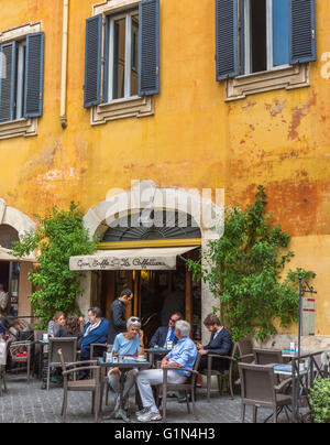 Roma, Italia. Pavement Cafe la vita nella Piazza di Pietra. Foto Stock