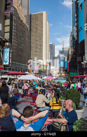 New York, nello Stato di New York, Stati Uniti d'America. Persone rilassante in Times Square. La vita di strada. Foto Stock