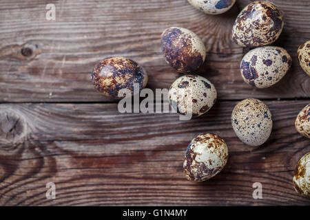 Gruppo di uova di quaglia su sfondo thewooden Foto Stock