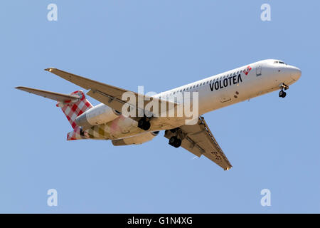 Volotea Boeing 717-2BL [EI-FIGURA 14B] sul lungo finale per la pista 31. Volotea è un basso costo compagnia aerea spagnola. Foto Stock