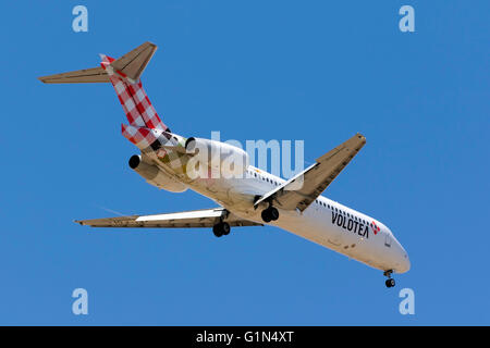 Volotea Boeing 717-2BL [EI-FIGURA 14B] sul lungo finale per la pista 31. Volotea è un basso costo compagnia aerea spagnola. Foto Stock