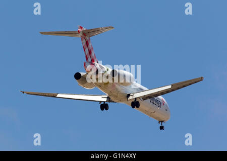 Volotea Boeing 717-2BL [EI-FIGURA 14B] sul lungo finale per la pista 31. Volotea è un basso costo compagnia aerea spagnola. Foto Stock