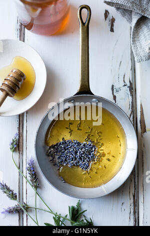 Miele di lavanda e gemme in una padella Foto Stock