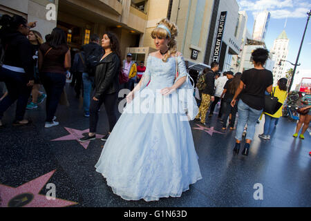 Elvis Presley il re famosi personaggi in costume cercare di essere  fotografato con i turisti per suggerimenti lungo la Hollywood Boulevard  Foto stock - Alamy