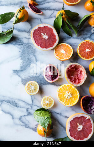 Agrumi. Pompelmi, Limoni e arance su sfondo marmo. Foto Stock