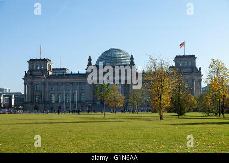 Il Parlamento tedesco a Berlino in tarda estate Foto Stock