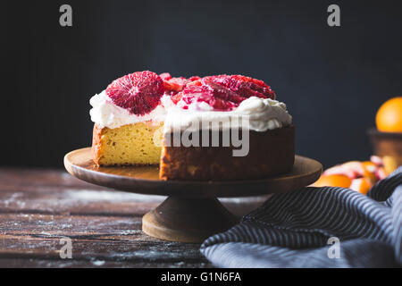 Arancio sanguigno e farina di mais torta di ricotta con mascarpone mantecato. Privo di glutine. Foto Stock