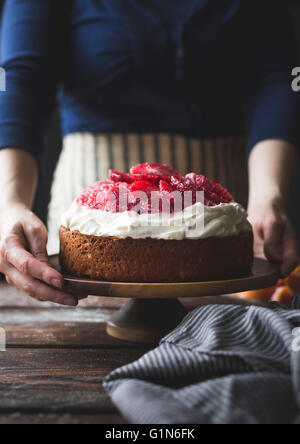 Arancio sanguigno e farina di mais torta di ricotta con mascarpone mantecato. Privo di glutine. Foto Stock