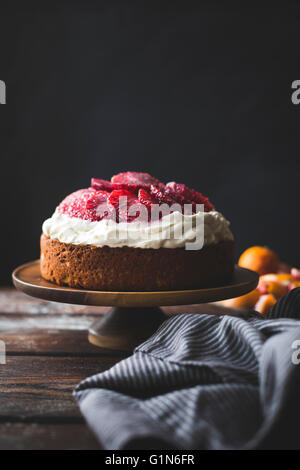 Arancio sanguigno e farina di mais torta di ricotta con mascarpone mantecato. Privo di glutine. Foto Stock