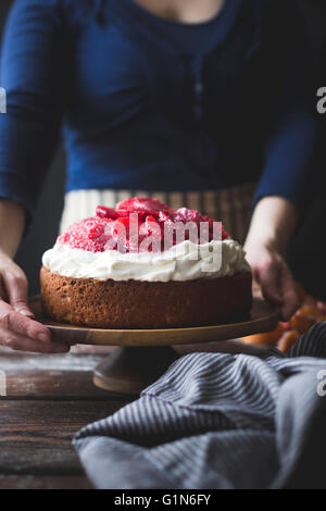 Arancio sanguigno e farina di mais torta di ricotta con mascarpone mantecato. Privo di glutine. Foto Stock