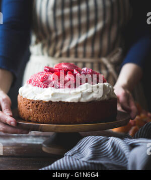 Arancio sanguigno e farina di mais torta di ricotta con mascarpone mantecato. Privo di glutine. Foto Stock