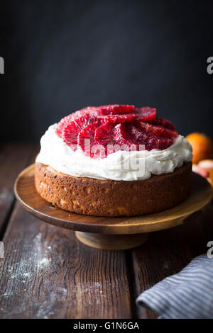 Arancio sanguigno e farina di mais torta di ricotta con mascarpone mantecato. Privo di glutine. Foto Stock