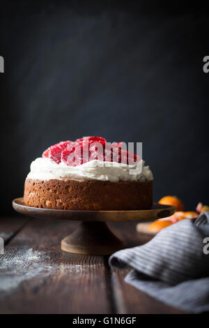 Arancio sanguigno e farina di mais torta di ricotta con mascarpone mantecato. Privo di glutine. Foto Stock