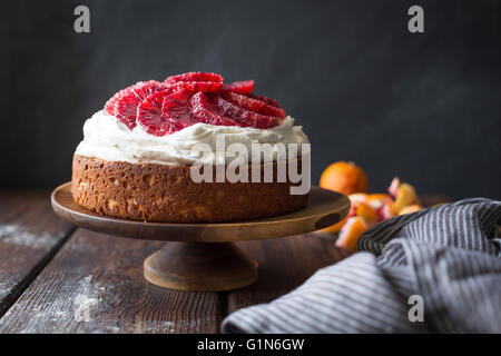 Arancio sanguigno e farina di mais torta di ricotta con mascarpone mantecato. Privo di glutine. Foto Stock