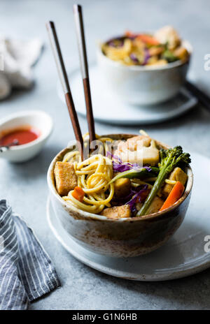 Salsa speziata con le tagliatelle croccanti di tofu & inverno verdure, privi di glutine e vegane. Foto Stock