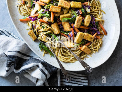 Salsa speziata con le tagliatelle croccanti di tofu & inverno verdure, privi di glutine e vegane. Foto Stock