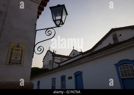 Post office segno a Paraty ( o Parati ), una conservata coloniale portoghese brasiliano e città imperiale si trova sulla Costa Verde ( Costa Verde ), un lussureggiante, corridoio verde che corre lungo la costa sud dello stato di Rio de Janeiro in Brasile - una popolare località turistica rinomata per le costruzioni storiche ed è noto per il ciottolo-strade pavimentate in tutto il centro storico quartiere. Foto Stock