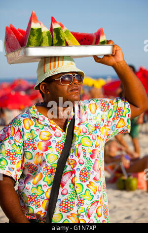 Anguria venditore nella spiaggia di Ipanema, Rio de Janeiro, Brasile. Foto Stock