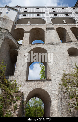 Multipiano mantello Bridge o Mantelbruecke a Cesky Krumlov, Repubblica Ceca Foto Stock