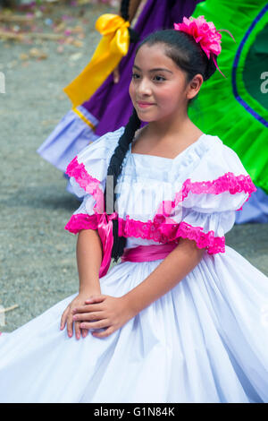 Ballerino salvadoregno eseguire durante il fiore & Palm Festival in Panchimalco, El Salvador Foto Stock