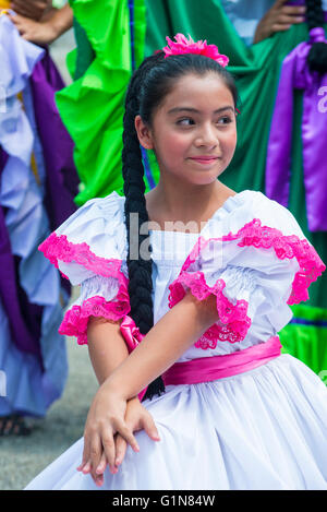 Ballerino salvadoregno eseguire durante il fiore & Palm Festival in Panchimalco, El Salvador Foto Stock