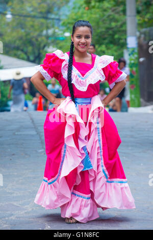 Ballerino salvadoregno eseguire durante il fiore & Palm Festival in Panchimalco, El Salvador Foto Stock