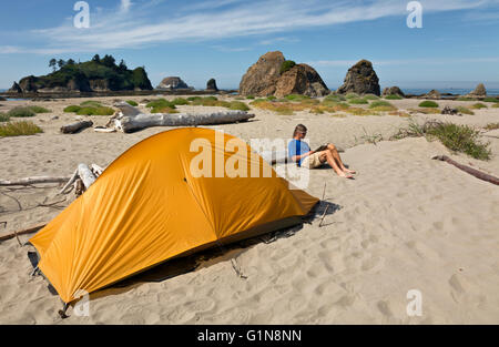 WASHINGTON - escursionista relax in spiaggia campeggio sul punto Toleak su un deserto sezione della costa del Pacifico in Olympic Natl Park. Foto Stock