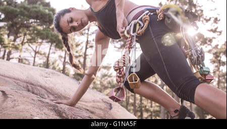 Ritratto di donna è arrampicata su una roccia Foto Stock