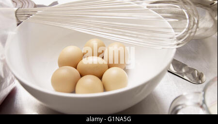 Focus su utensili da cucina con uova Foto Stock