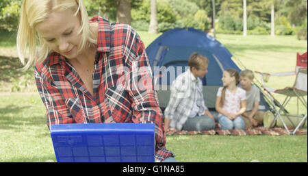 La famiglia felice su un viaggio di campeggio Foto Stock