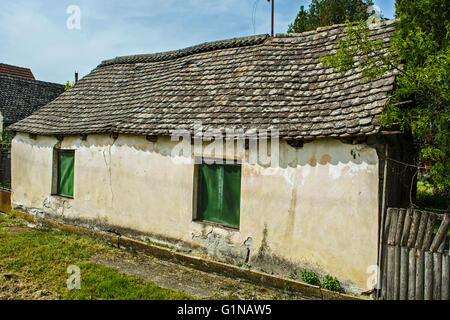 Vecchia casa colonica diroccata in attesa di lavori di demolizione o di riparazione. Foto Stock