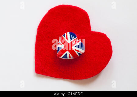 Badge realizzato a mano con logo cuore Union Jack su feltro rosso cuore isolato su sfondo bianco Foto Stock