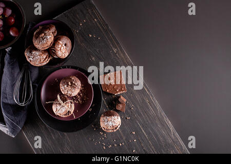 L'italiano maroni biscotti con pezzetti di cioccolato sulla vecchia sullo sfondo di legno Foto Stock