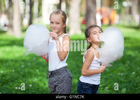 Cute ragazze con cotone bianco candy Foto Stock