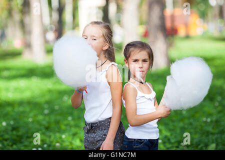 Cute ragazze con cotone bianco candy Foto Stock