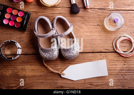 Little Silver scarpe, tag vuoto e make up prodotti. Foto Stock